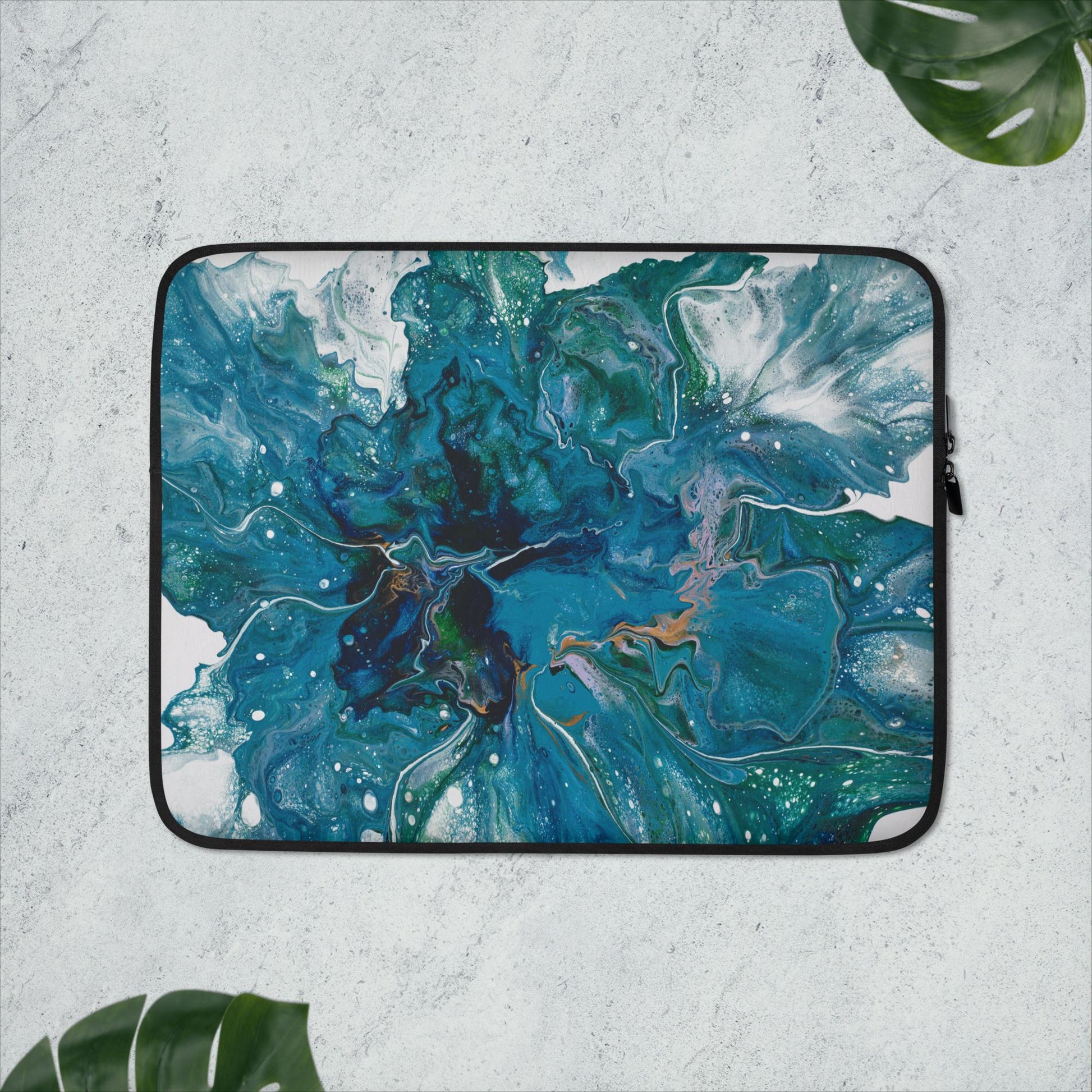 13" lightweight sleeve featuring our exclusive abstract acrylic pour design. To prevent any scratch marks, it contains an internal padded zipper and its interior is fully lined with faux fur